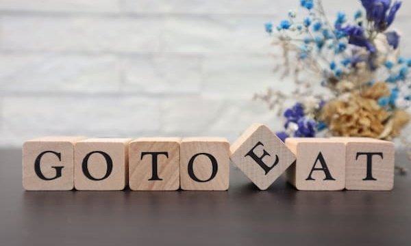 木のブロックでGo To Eatの並べ文字