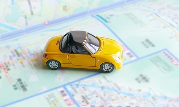 地図の上に置かれた車