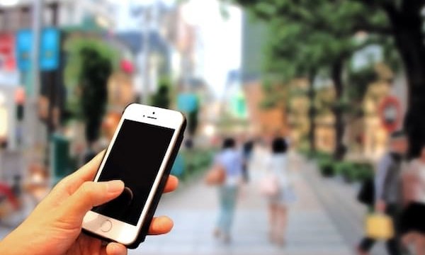 スマホを確認しながら街歩き