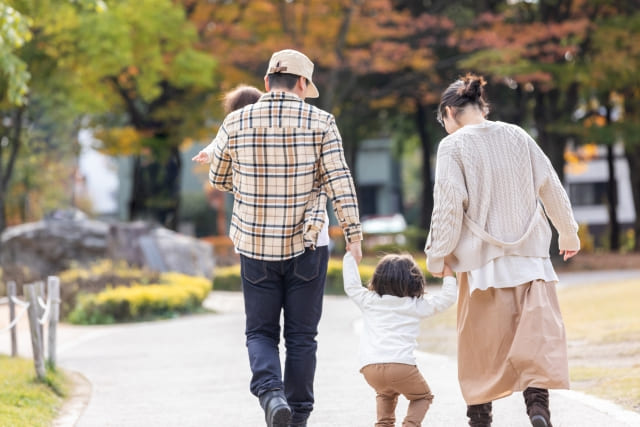 親子が秋の公園で遊ぶ風景
