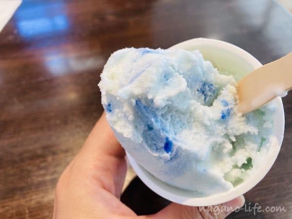 青い色のアイス